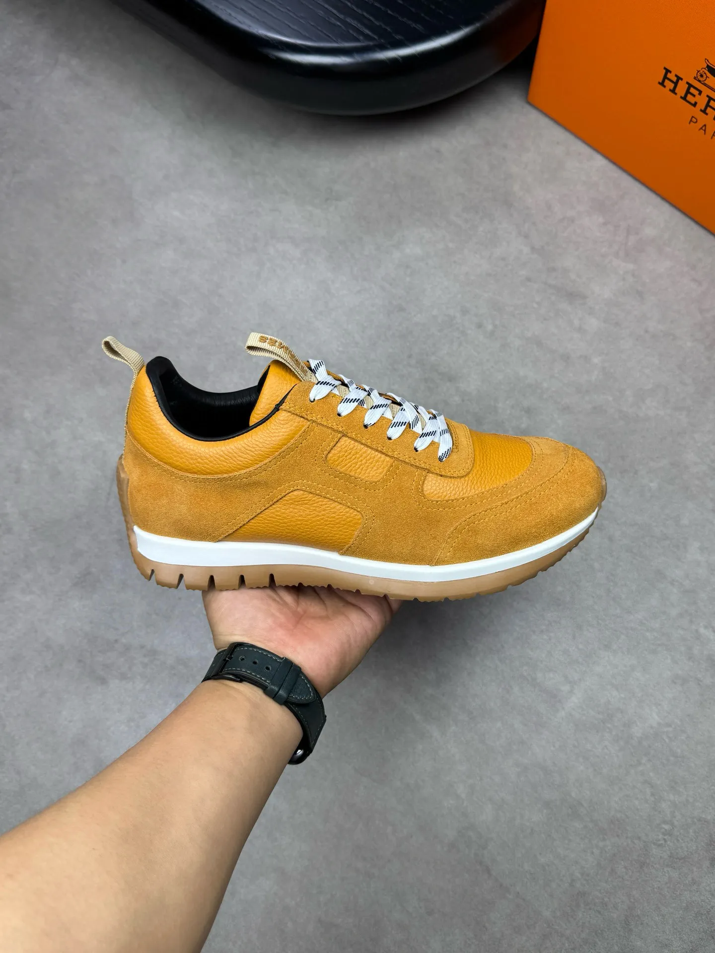 [HERMES] Hermes men's shoes 💰: 800💰 - High-end quality original items 🔍🔍🔍 casual sports shoes - Upper: 🔝 pebbled calfskin, suede calfskin, shoe body forged ´H´ totem, tongue webbing injection molded brand logo - Lining: brand canvas, foot pads; water-dyed cowhide -Outsole: Ultra-light T men's shoes 💰U foam; two-color molded outsole -Ultra-high quality control and fine workmanship: highlighted (high-end, extravagance, grade) -Size: 38-44 (45, can be customized)